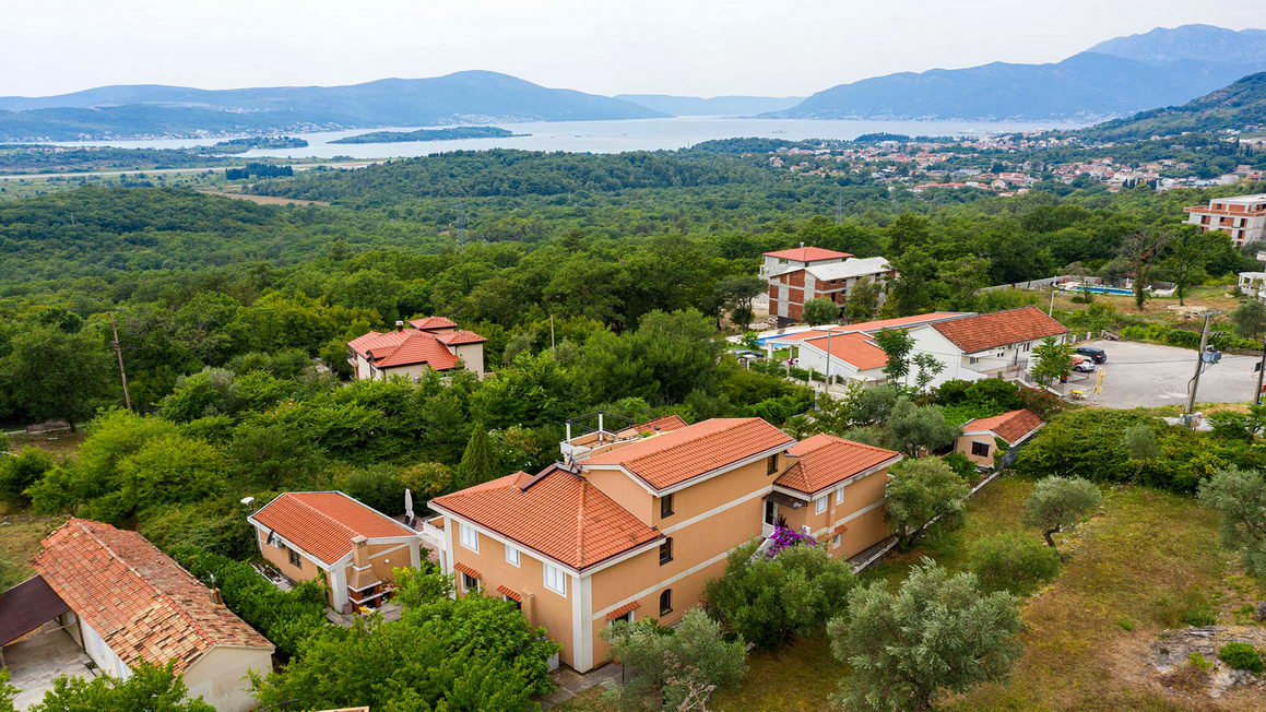 amforaproperty.com/Na prodaju kuća sa bazenom,Kavač-Kotor