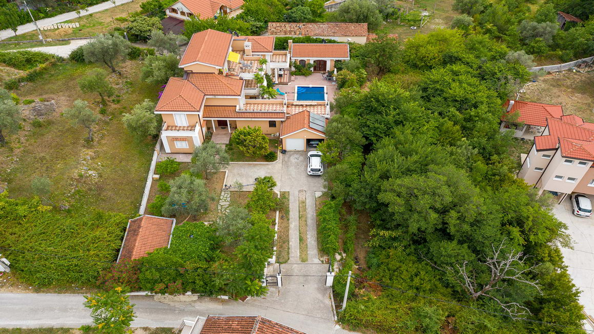 amforaproperty.com/Na prodaju kuća sa bazenom,Kavač-Kotor