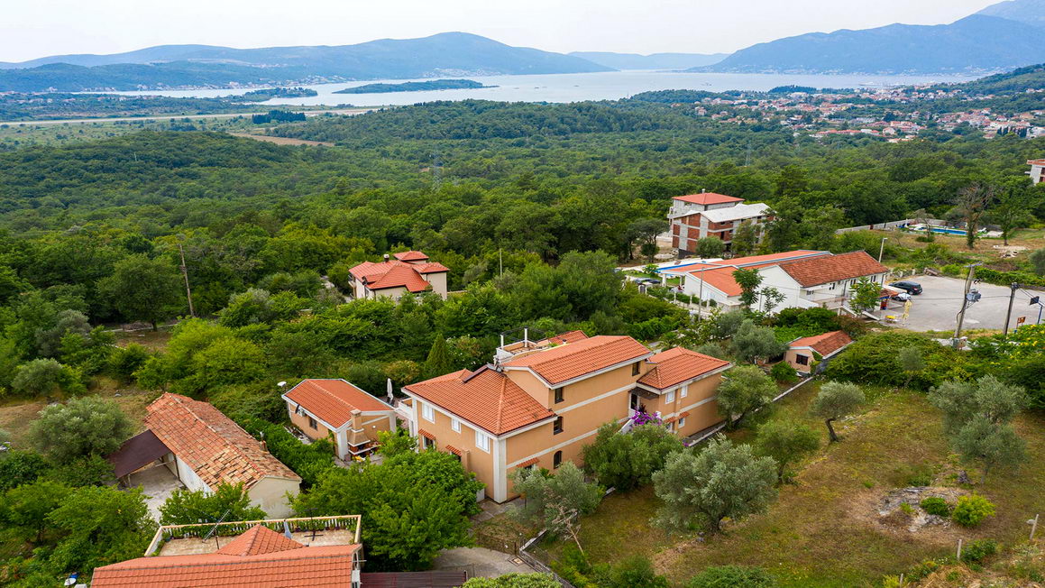 amforaproperty.com/Na prodaju kuća sa bazenom,Kavač-Kotor