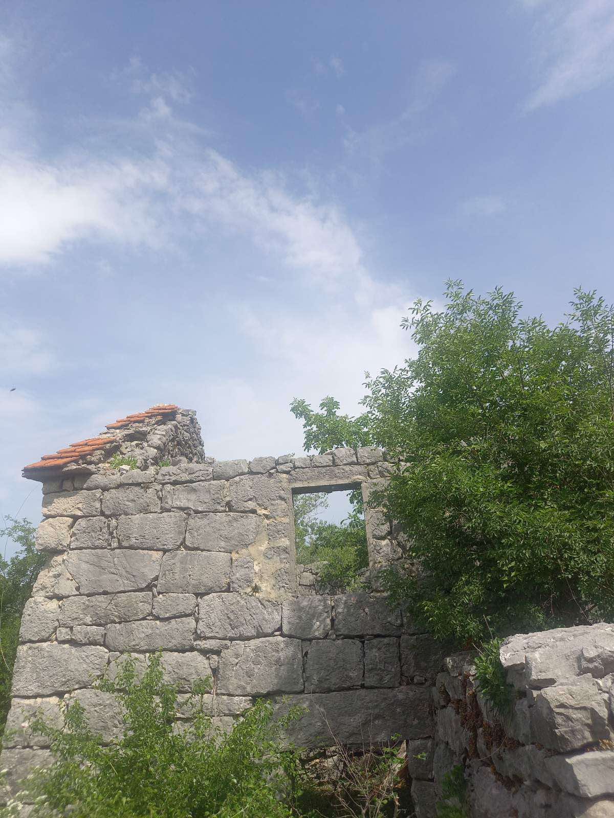 amforaproperty.com/Zemljiste površine 610,000m2 u mestu Dragalj,opština Kotor.