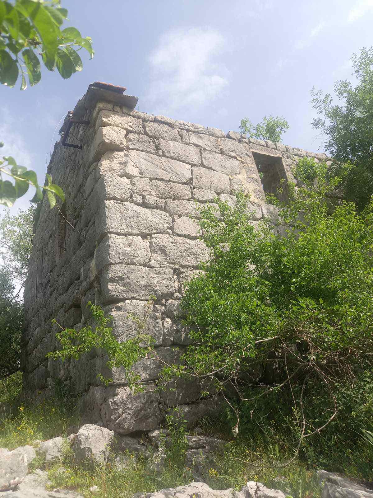 amforaproperty.com/Zemljiste površine 610,000m2 u mestu Dragalj,opština Kotor.