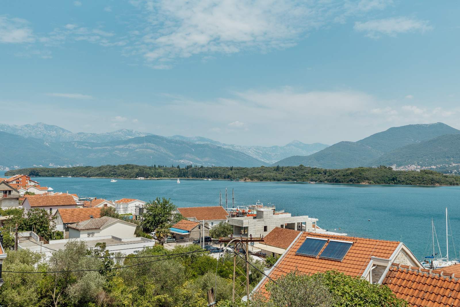 amforaproperty.com/Dvosoban stan 64m2 sa garaznim mestom i fantasticnim pogledom na more, Tivat - Obala Đuraševića (Gratis 85m2 zemljišta oko zgrade)