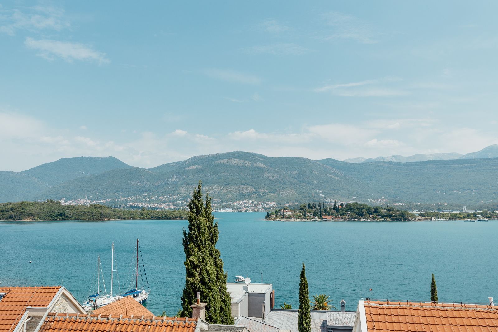 amforaproperty.com/Dvosoban stan 64m2 sa garaznim mestom i fantasticnim pogledom na more, Tivat - Obala Đuraševića (Gratis 85m2 zemljišta oko zgrade)