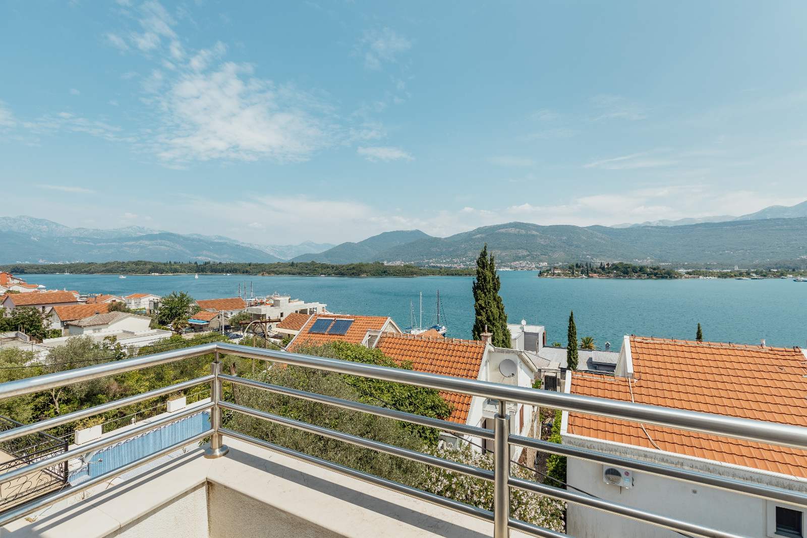 amforaproperty.com/Dvosoban stan 64m2 sa garaznim mestom i fantasticnim pogledom na more, Tivat - Obala Đuraševića (Gratis 85m2 zemljišta oko zgrade)