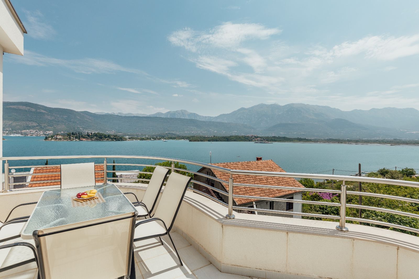 amforaproperty.com/Dvosoban stan 64m2 sa garaznim mestom i fantasticnim pogledom na more, Tivat - Obala Đuraševića (Gratis 85m2 zemljišta oko zgrade)