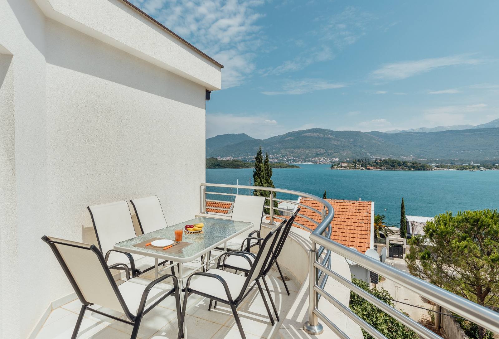 amforaproperty.com/Dvosoban stan 64m2 sa garaznim mestom i fantasticnim pogledom na more, Tivat - Obala Đuraševića (Gratis 85m2 zemljišta oko zgrade)