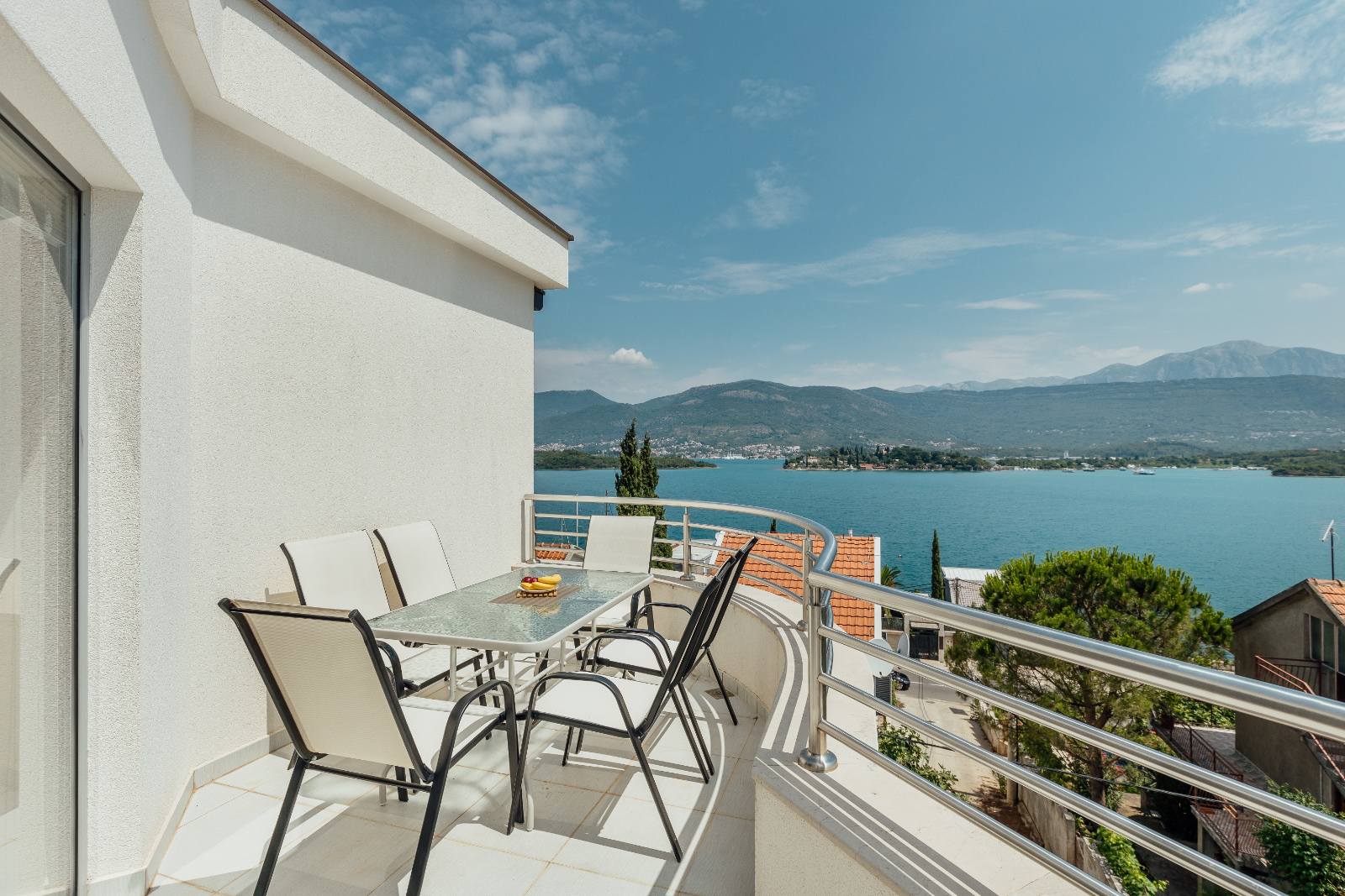 amforaproperty.com/Dvosoban stan 64m2 sa garaznim mestom i fantasticnim pogledom na more, Tivat - Obala Đuraševića (Gratis 85m2 zemljišta oko zgrade)