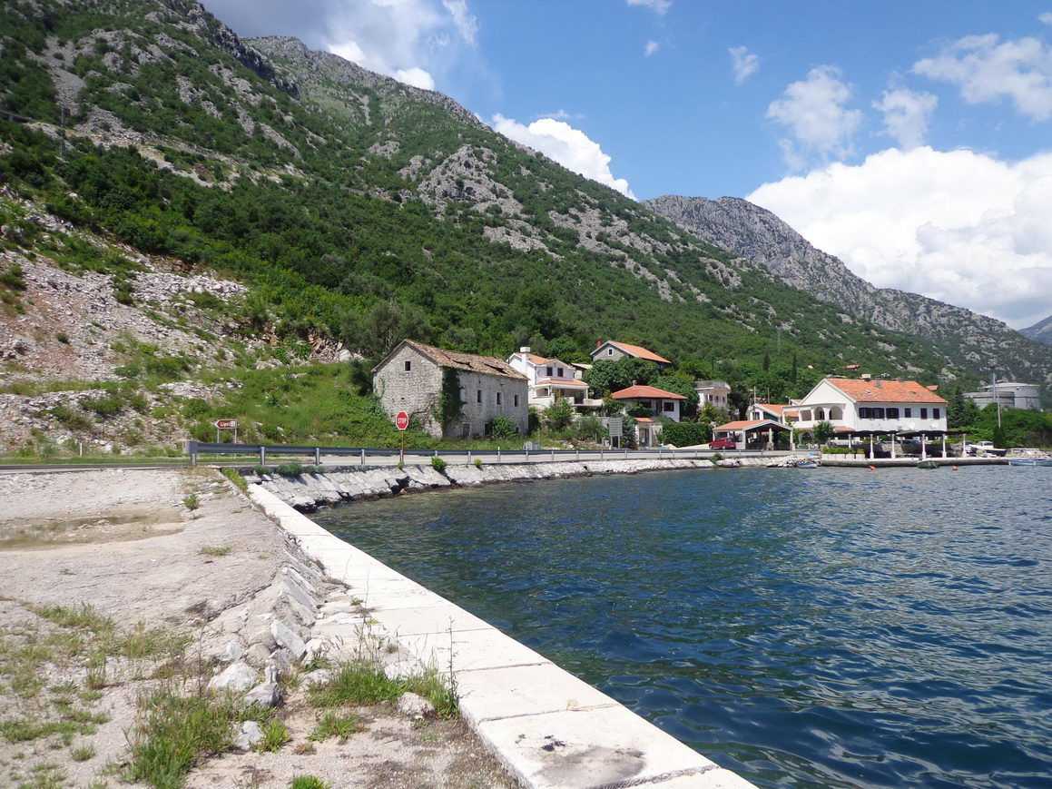 amforaproperty.com/Gradjevinski plac 7,010m2  na 30 metara od mora,Lipci-opština Kotor (Mogućnost zajedničke gradnje)