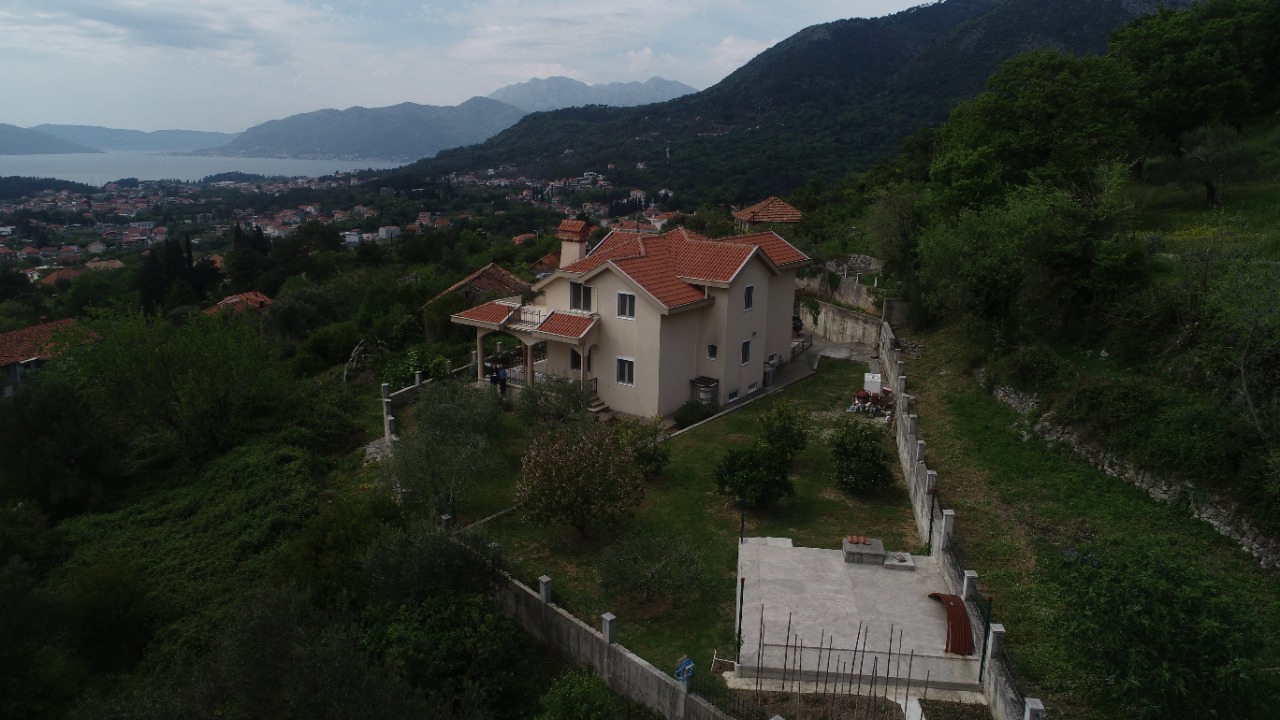 amforaproperty.com/Trospratna kuća 157m2 sa pogledom na more, Kavač-Kotor.