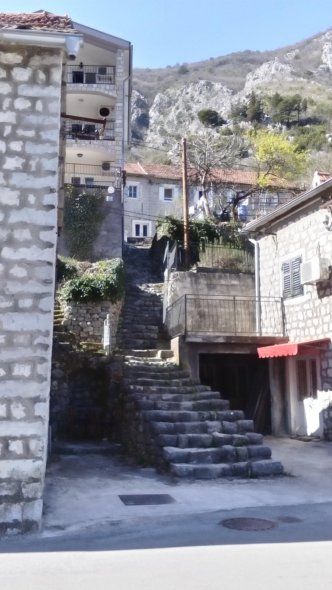 amforaproperty.com/Kamena kuća 54m2 na 30 metara od obale u naselju Muo-Kotor.