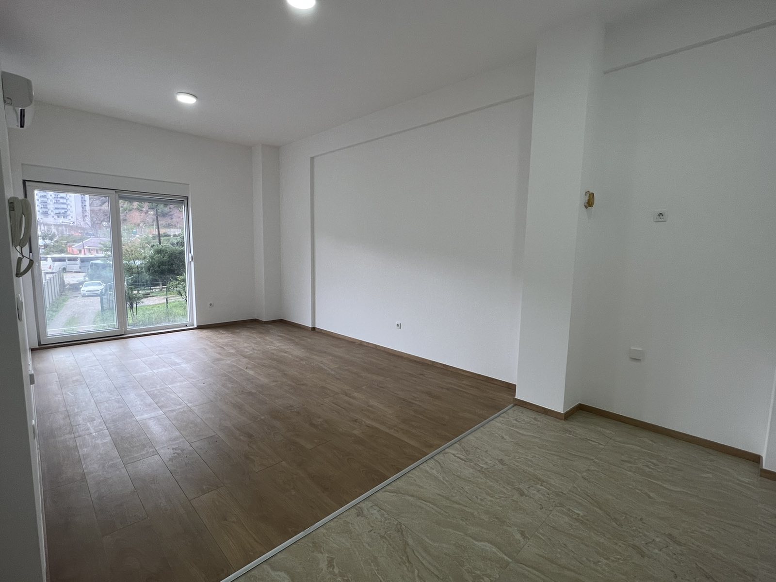 amforaproperty.com/Nov jednosoban stan 46m2 u novom objektu na zaobilaznici kod Tehnomax marketa u Budvi.