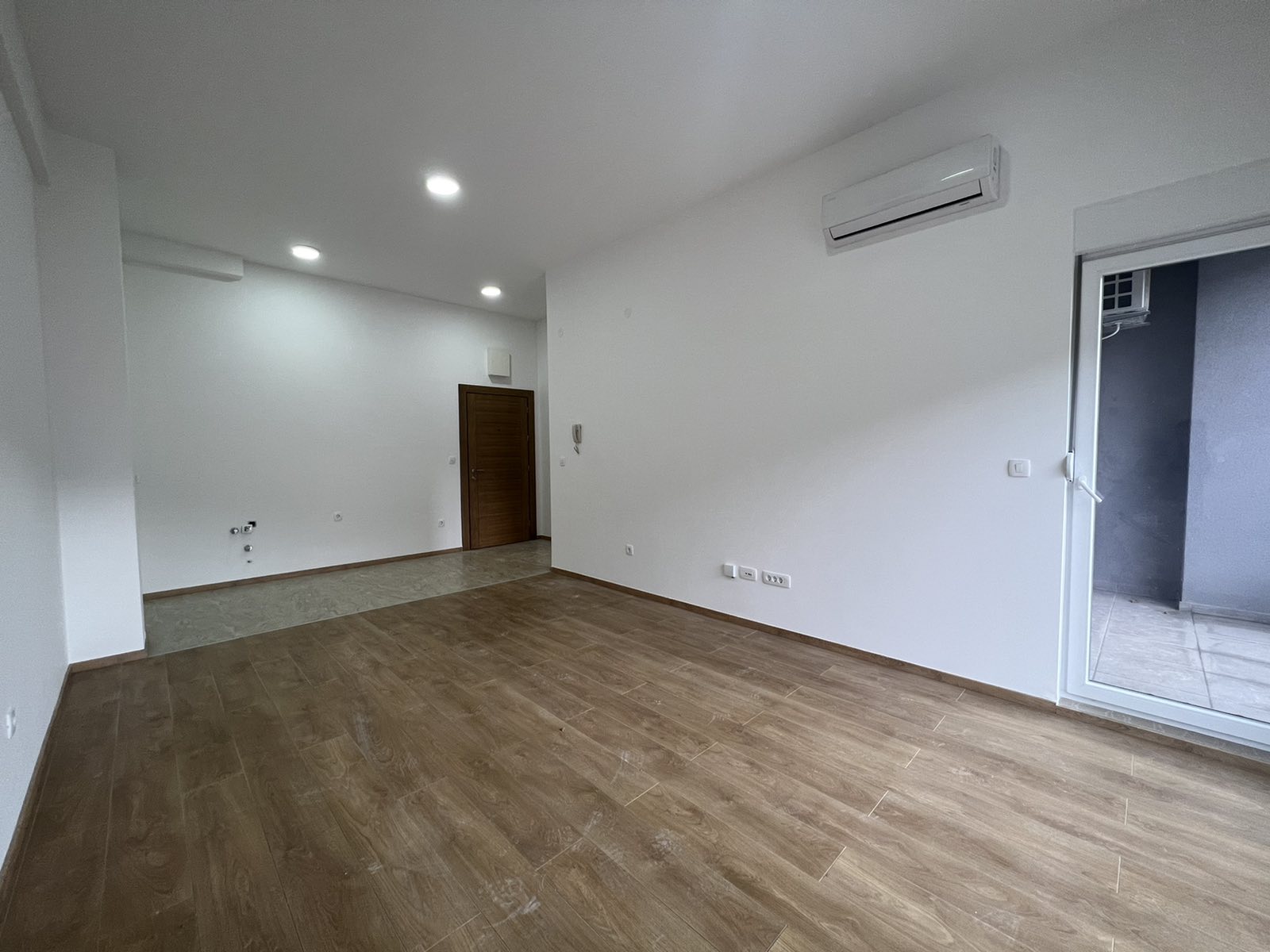 amforaproperty.com/Nov jednosoban stan 46m2 u novom objektu na zaobilaznici kod Tehnomax marketa u Budvi.