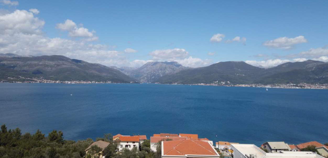 amforaproperty.com/Tivat, Krašići –  Luksuzni jednosoban apartman 82m2  sa otvorenim pogledom na more u novom kompleksu na poluostrvu Luštica