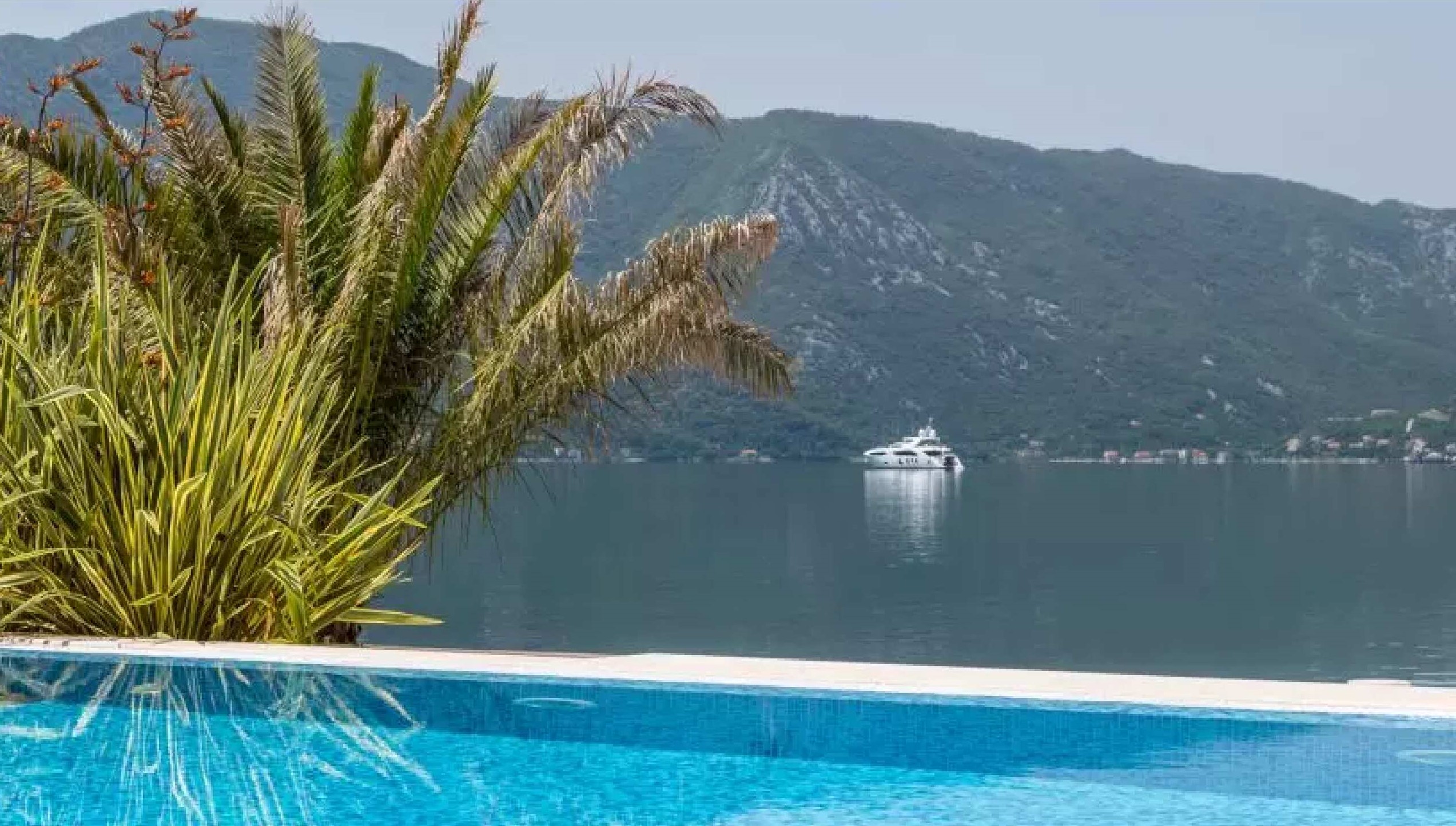 amforaproperty.com/Luksuzna vila sa bazenom i privatnom vezom za jahte, na samoj obali mora,Risan-Kotor.
