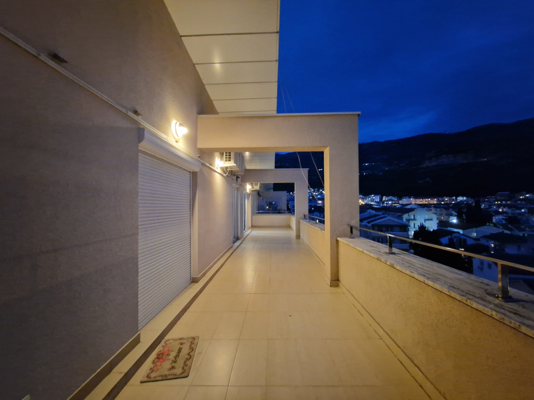 amforaproperty.com/Luksuzan penthouse 176m2 sa panoramskim pogledom na more i grad,na ekskluzivnoj lokaciji Bulevar-Budva.(300 metara od mora)