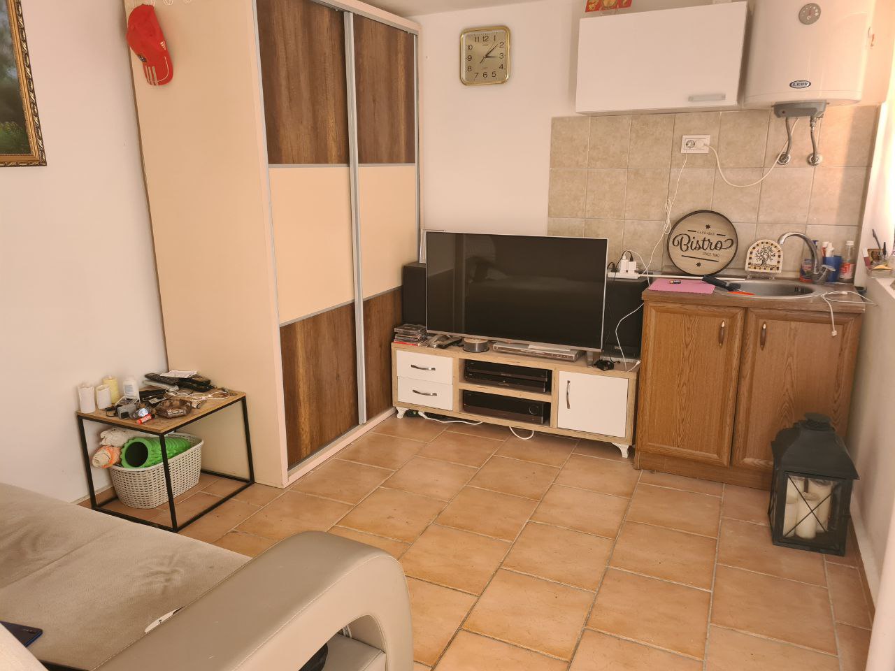 amforaproperty.com/Prodaje se potpuno nameštena kuća (196m2) sa pogledom na more,u mestu Miljevci opstina Bar. 