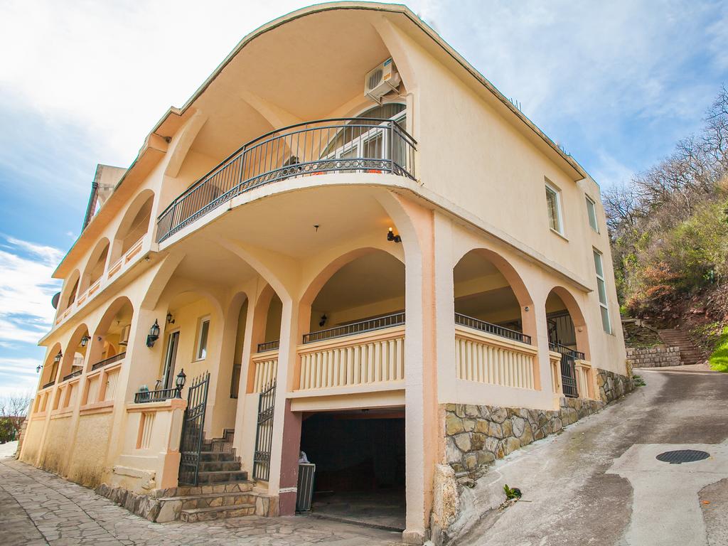 amforaproperty.com/Kuca apartmanskog tipa 540m2 sa panoramskim pogledom na samo 80 metara od mora,Buljarica (Budva)