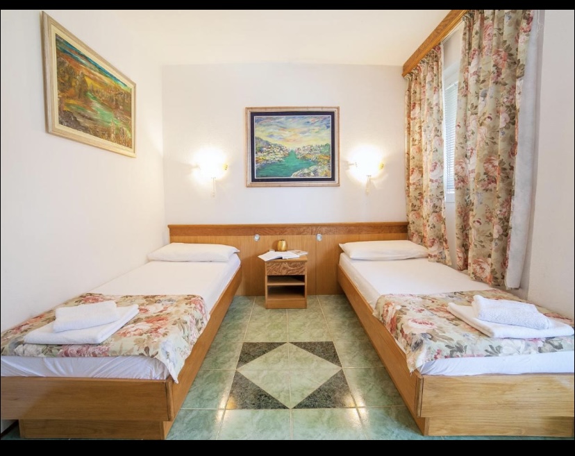 amforaproperty.com/Kuca apartmanskog tipa 540m2 sa panoramskim pogledom na samo 80 metara od mora,Buljarica (Budva)