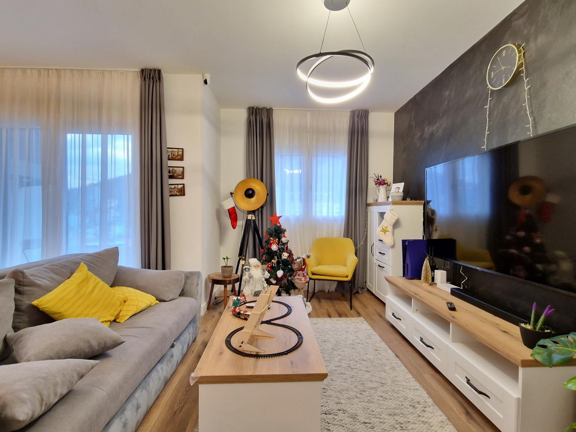 amforaproperty.com/Luksuzan trosoban penthouse 105m2 plus 220m2 terasa sa panoramskim pogledom na more i grad,