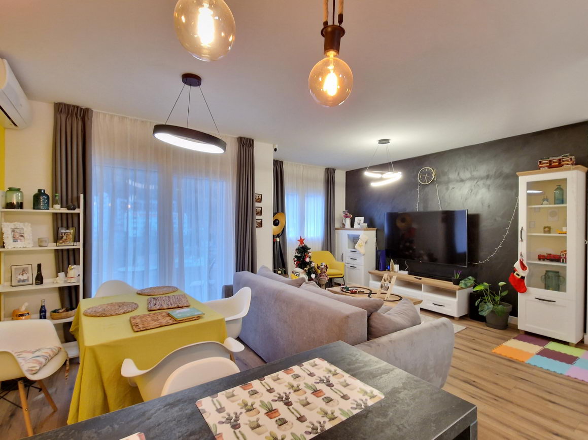 amforaproperty.com/Luksuzan trosoban penthouse 105m2 plus 220m2 terasa sa panoramskim pogledom na more i grad,