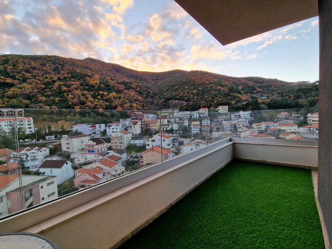 amforaproperty.com/Luksuzan trosoban penthouse 105m2 plus 220m2 terasa sa panoramskim pogledom na more i grad,