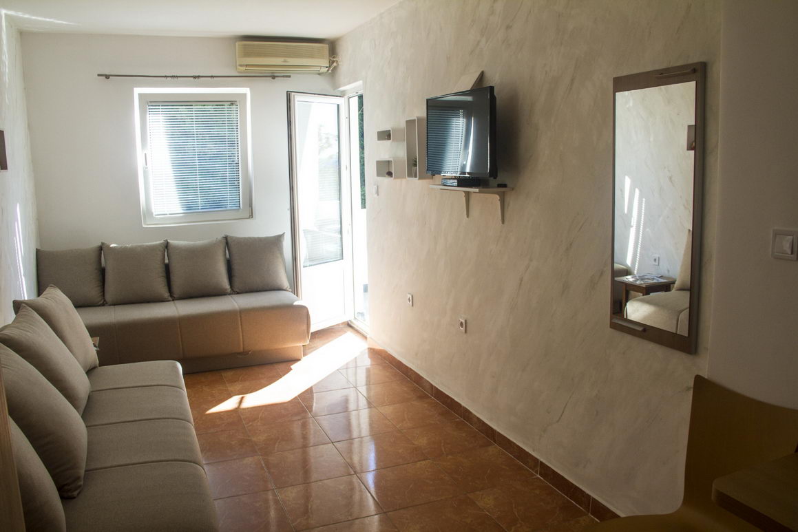 Garsonjera 26m2 sa pogledom na more na fantastičnoj lokaciji na samo 30 metara od mora,Sveti Stefan-Budva. - Amfora Real Estate