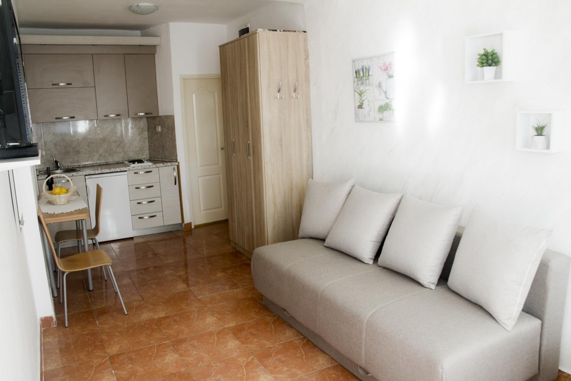 Garsonjera 26m2 sa pogledom na more na fantastičnoj lokaciji na samo 30 metara od mora,Sveti Stefan-Budva. - Amfora Real Estate