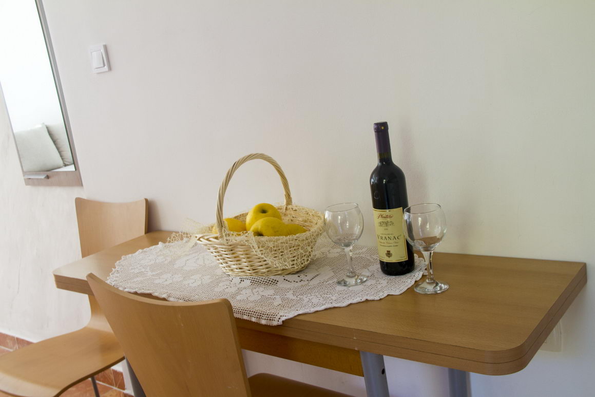 Garsonjera 26m2 sa pogledom na more na fantastičnoj lokaciji na samo 30 metara od mora,Sveti Stefan-Budva. - Amfora Real Estate