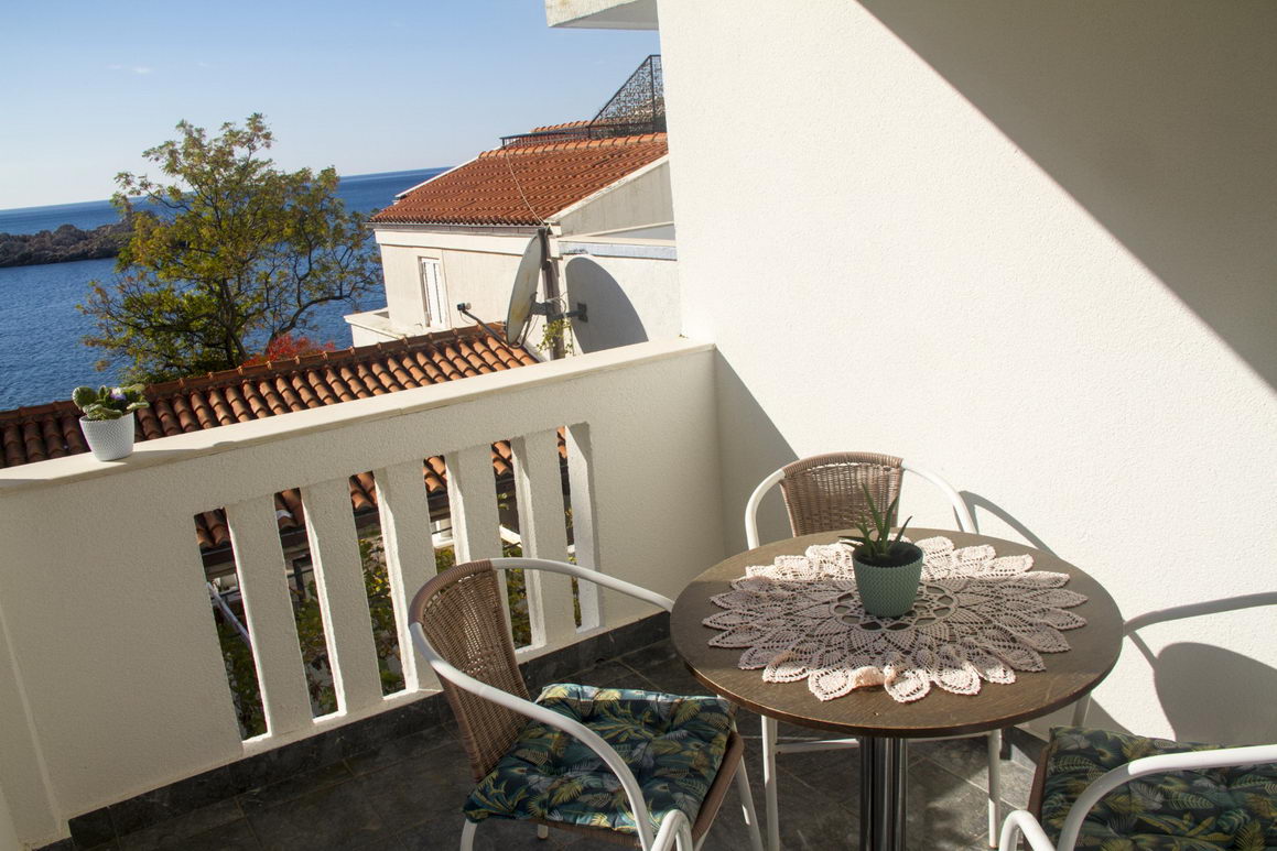 Garsonjera 26m2 sa pogledom na more na fantastičnoj lokaciji na samo 30 metara od mora,Sveti Stefan-Budva. - Amfora Real Estate