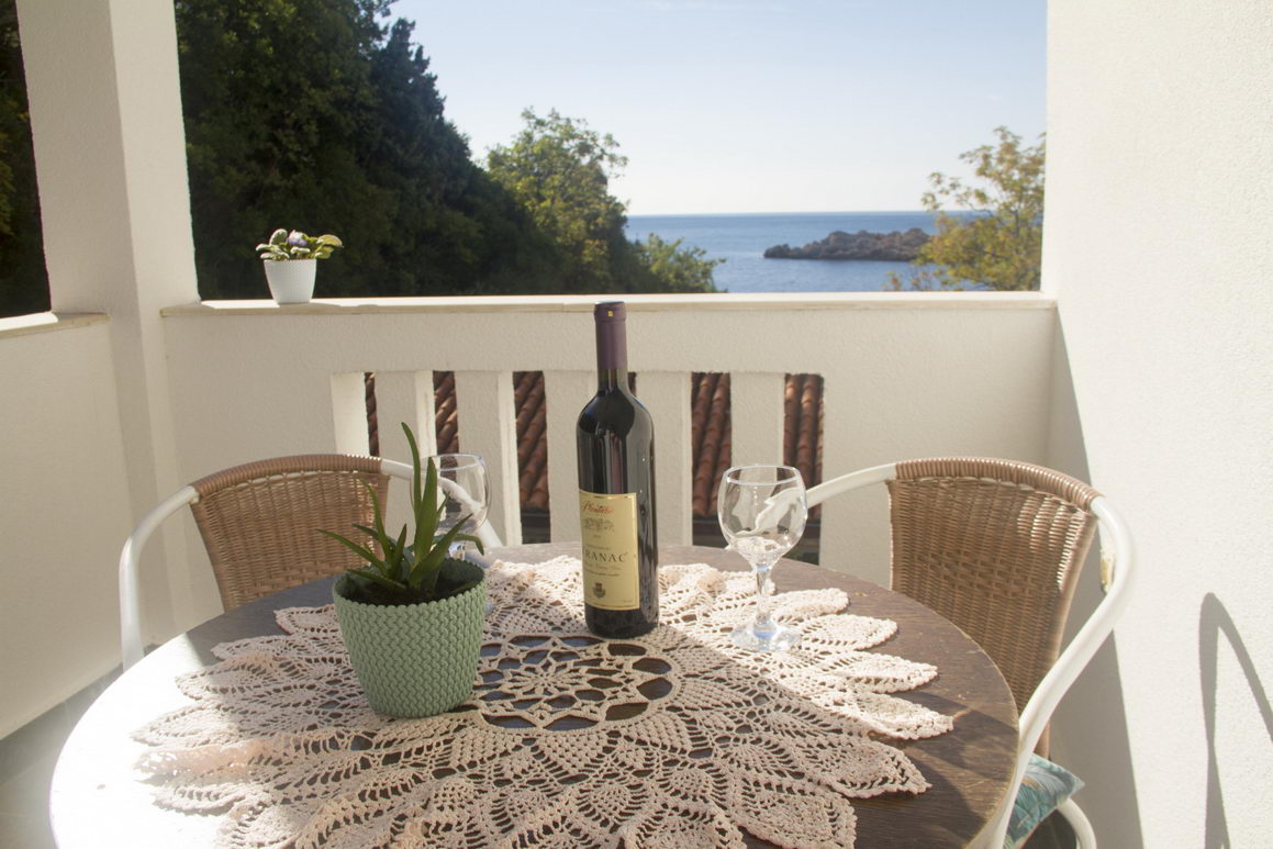 Garsonjera 26m2 sa pogledom na more na fantastičnoj lokaciji na samo 30 metara od mora,Sveti Stefan-Budva. - Amfora Real Estate