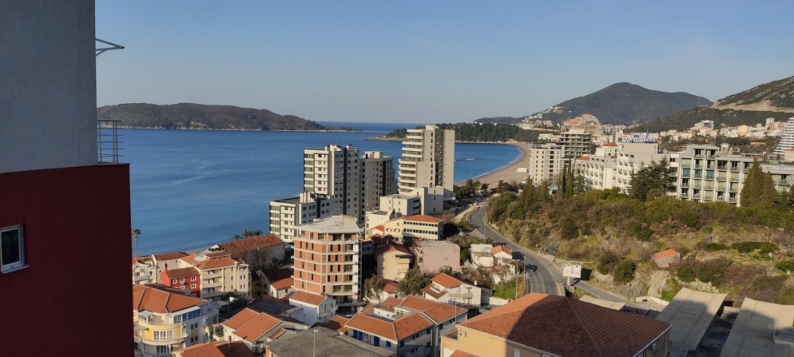 amforaproperty.com/Prelep trosoban luksuzno opremljen stan sa panoramskim pogledom u Rafailovićima