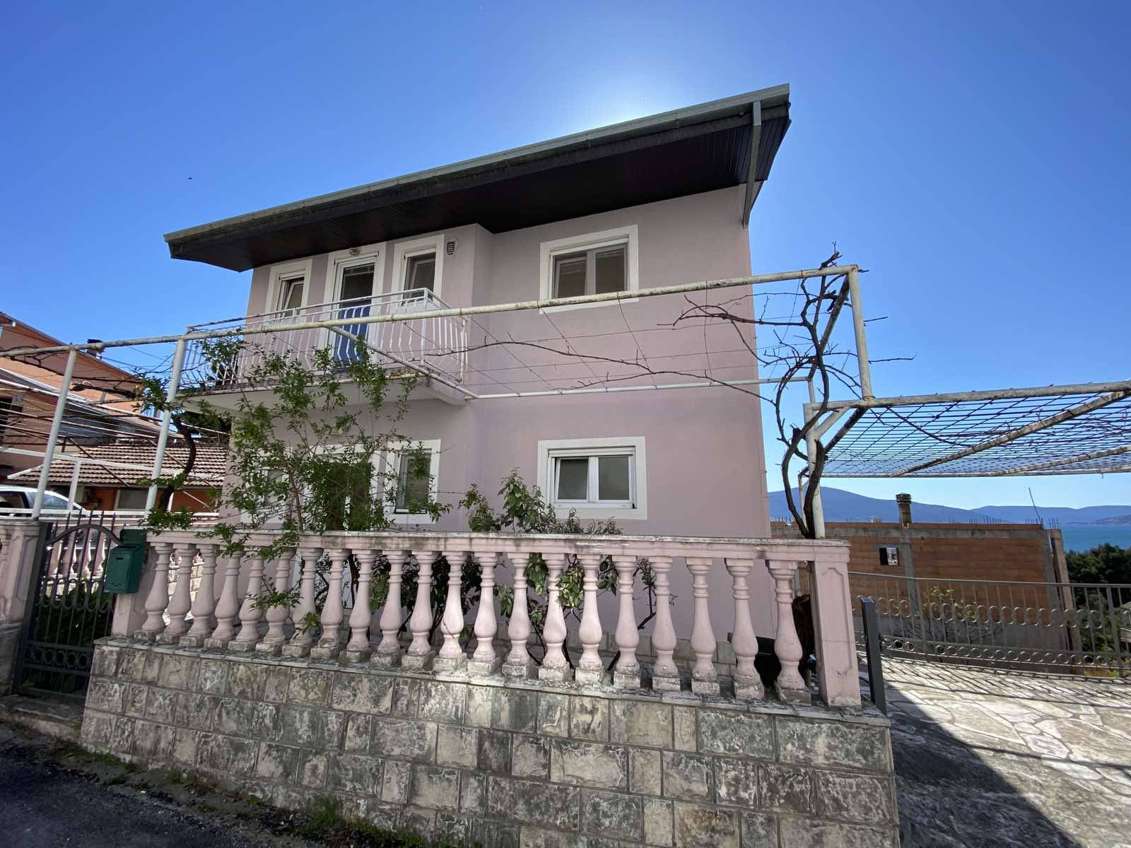 amforaproperty.com/Trospratna kuća 180m2 sa panoramskim pogledom na more,Kava-Tivat.