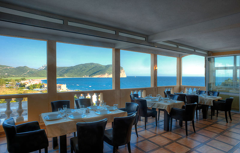 amforaproperty.com/Prodaje se ugostiteljsko-turistički kompleks sa restoranom,Buljarica,opština Budva.