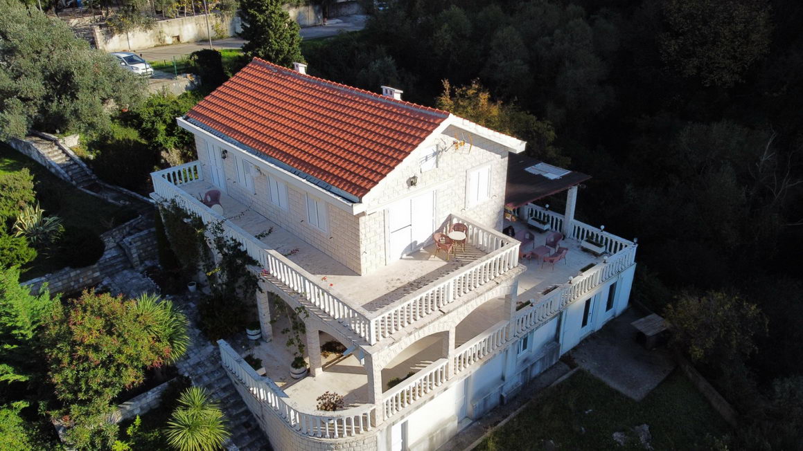 amforaproperty.com/Izdaje se dvospratna kuća 240m2 sa panoramskim pogledom na samo 50 metara od mora,Sveti Stefan-Budva.  (NA DUZI PERIOD)