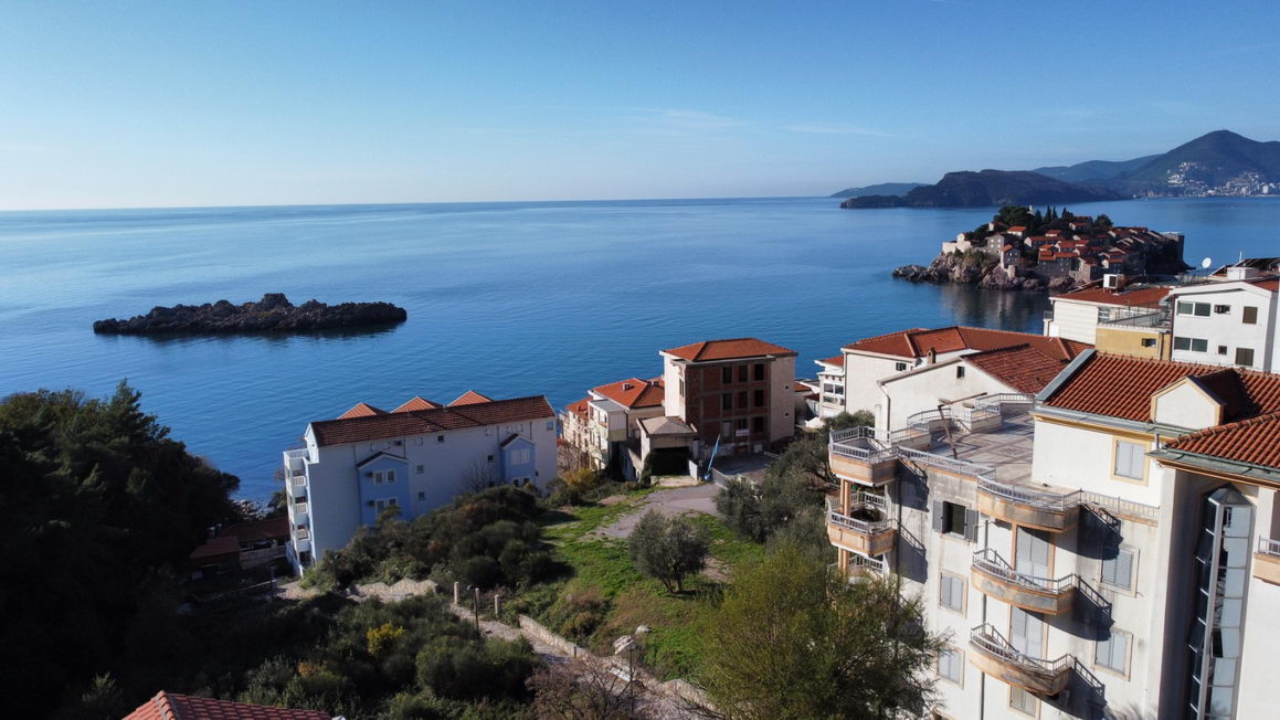 amforaproperty.com/Izdaje se dvospratna kuća 240m2 sa panoramskim pogledom na samo 50 metara od mora,Sveti Stefan-Budva.  (NA DUZI PERIOD)