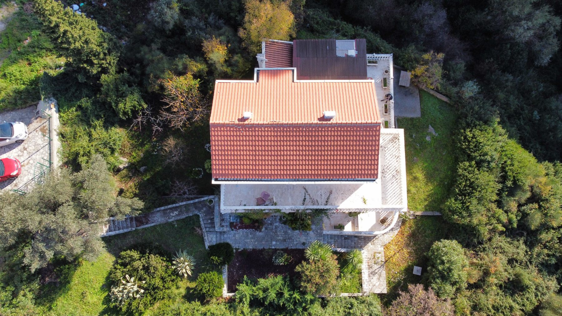 amforaproperty.com/Izdaje se dvospratna kuća 240m2 sa panoramskim pogledom na samo 50 metara od mora,Sveti Stefan-Budva.  (NA DUZI PERIOD)
