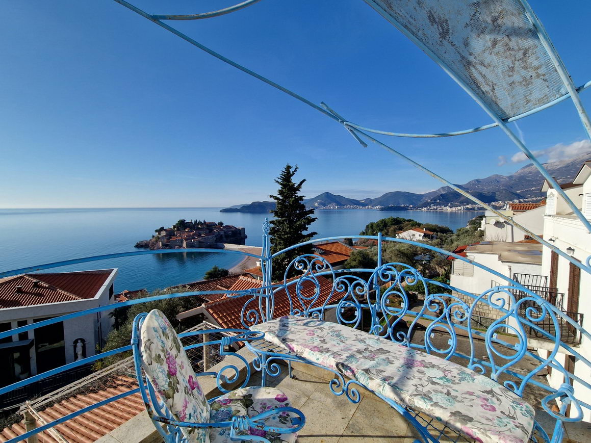 amforaproperty.com/Dupleks trosoban stan 100m2 sa fantastičnim pogledom na more,Sveti Stefan (NA DUZI VREMENSKI PERIOD)