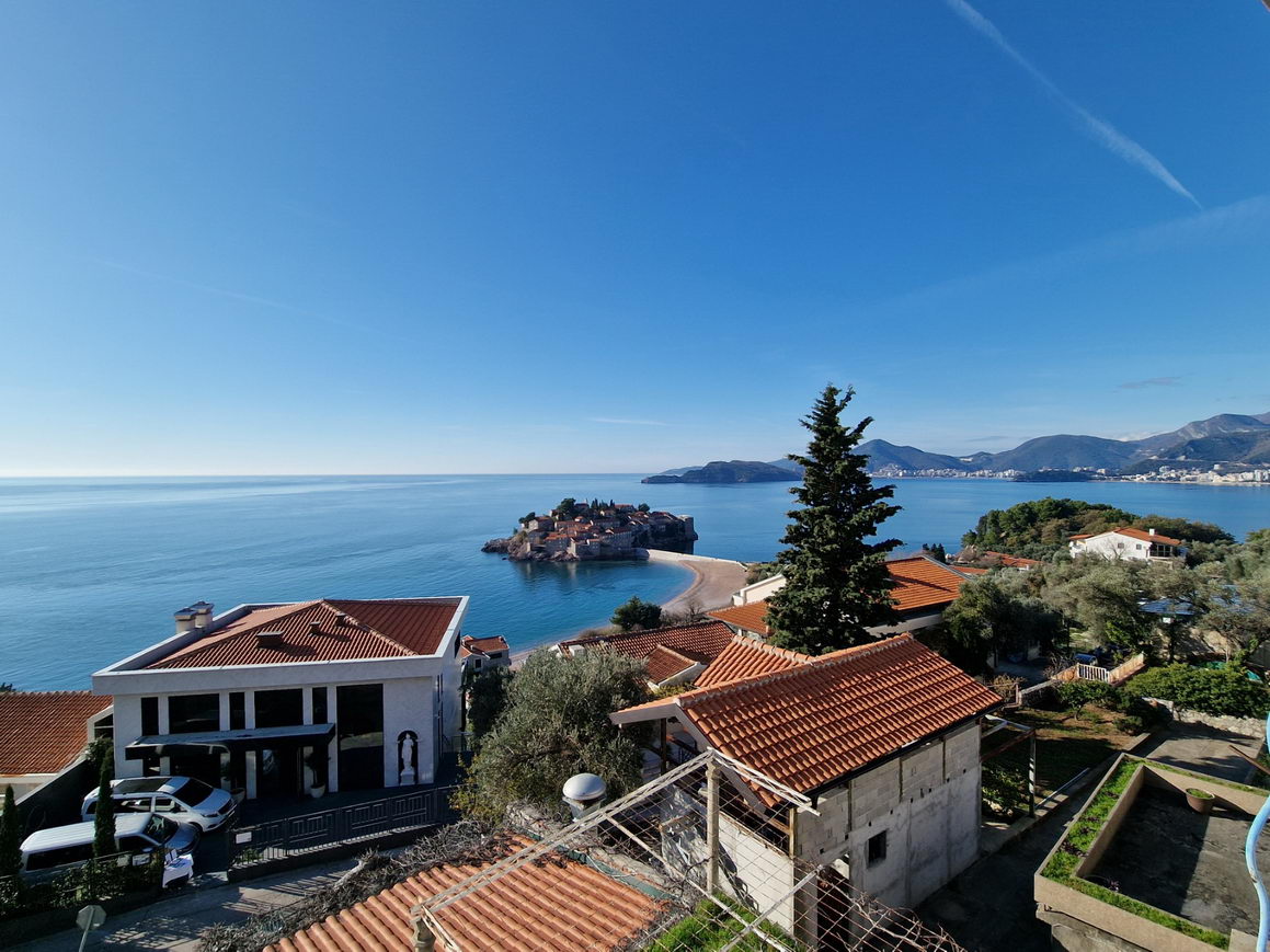 amforaproperty.com/Dupleks trosoban stan 100m2 sa fantastičnim pogledom na more,Sveti Stefan (NA DUZI VREMENSKI PERIOD)