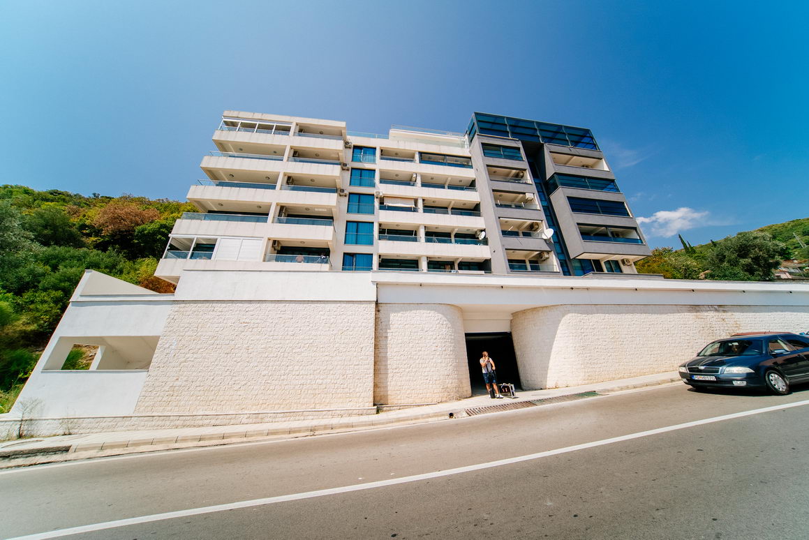 amforaproperty.com/Luksuzan trosoban penthouse 233m2 sa panoramskim pogledom na more u novom kompleksu,Becici-Budva.