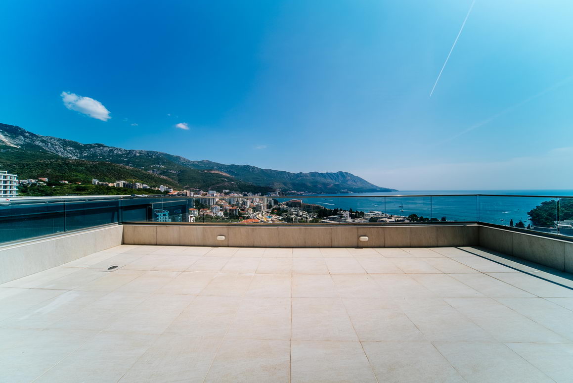 amforaproperty.com/Luksuzan trosoban penthouse 233m2 sa panoramskim pogledom na more u novom kompleksu,Becici-Budva.