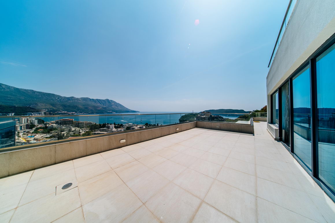 amforaproperty.com/Luksuzan trosoban penthouse 233m2 sa panoramskim pogledom na more u novom kompleksu,Becici-Budva.