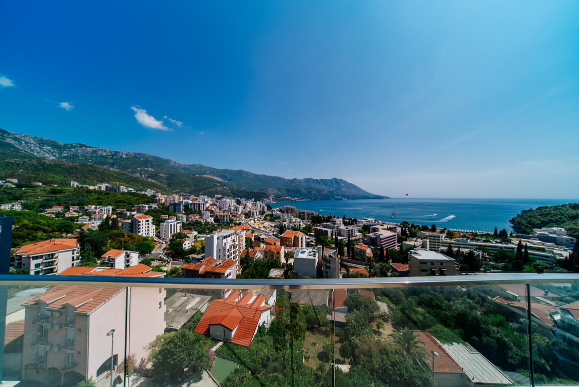 amforaproperty.com/Luksuzan trosoban penthouse 233m2 sa panoramskim pogledom na more u novom kompleksu,Becici-Budva.