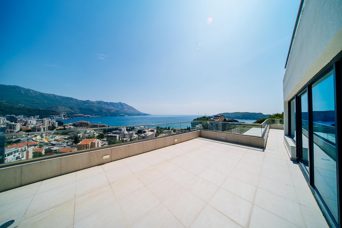 amforaproperty.com/Luksuzan trosoban penthouse 233m2 sa panoramskim pogledom na more u novom kompleksu,Becici-Budva.