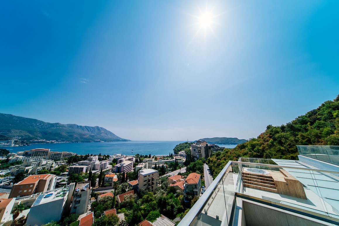 amforaproperty.com/Luksuzan trosoban penthouse 233m2 sa panoramskim pogledom na more u novom kompleksu,Becici-Budva.