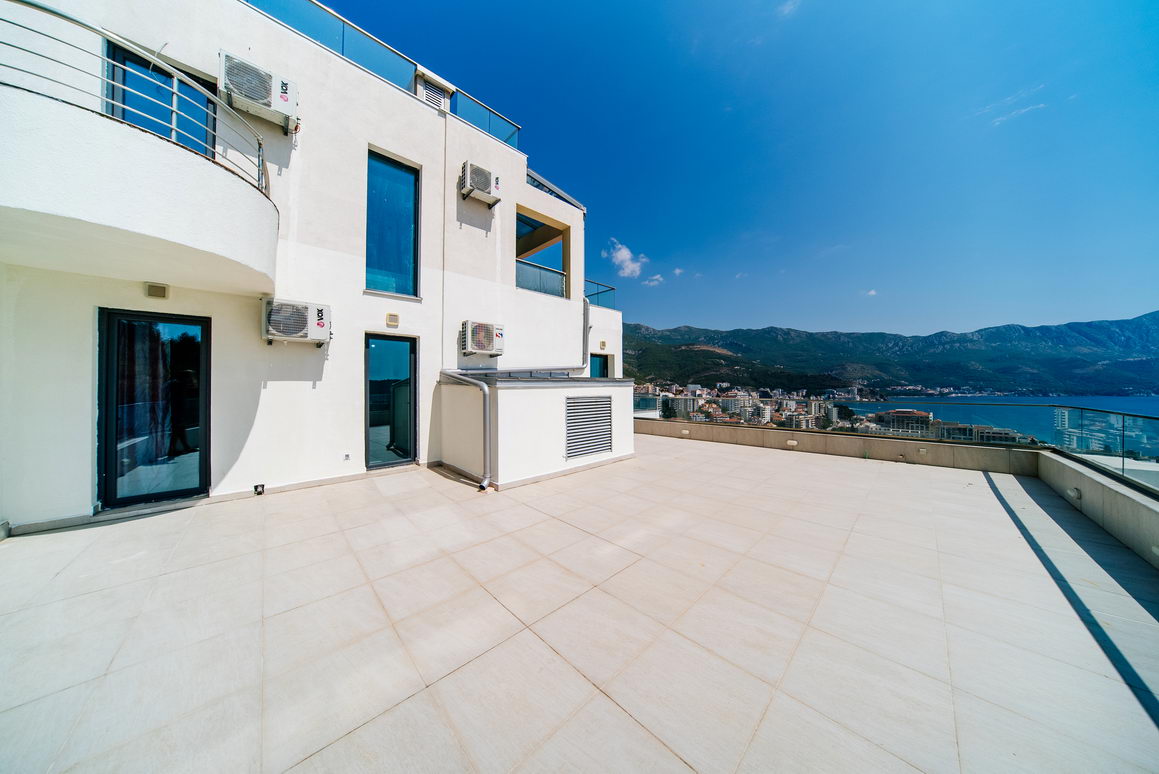 amforaproperty.com/Luksuzan trosoban penthouse 233m2 sa panoramskim pogledom na more u novom kompleksu,Becici-Budva.