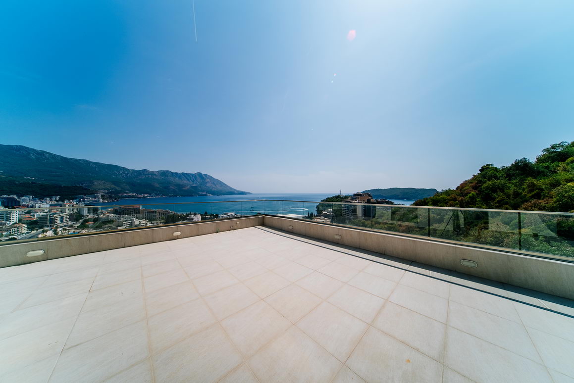 amforaproperty.com/Luksuzan trosoban penthouse 233m2 sa panoramskim pogledom na more u novom kompleksu,Becici-Budva.