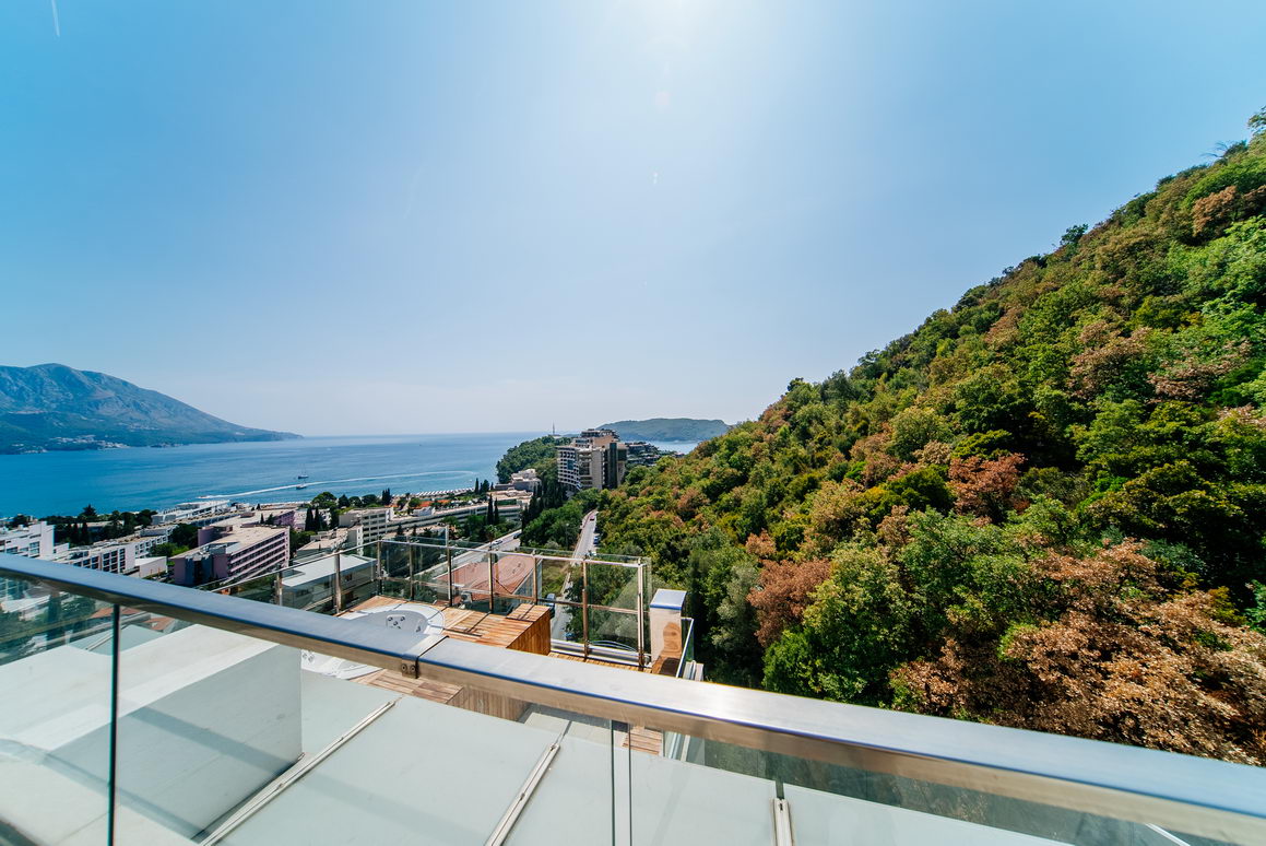 amforaproperty.com/Luksuzan trosoban penthouse 233m2 sa panoramskim pogledom na more u novom kompleksu,Becici-Budva.