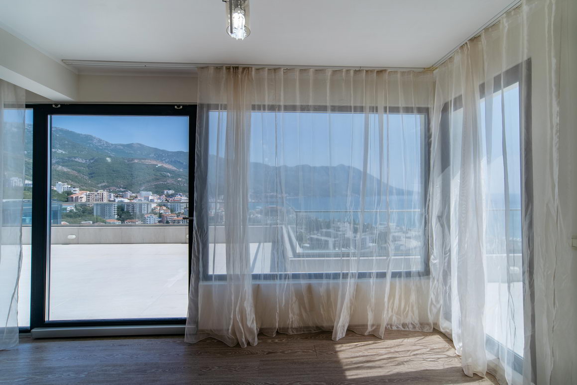 amforaproperty.com/Luksuzan trosoban penthouse 233m2 sa panoramskim pogledom na more u novom kompleksu,Becici-Budva.