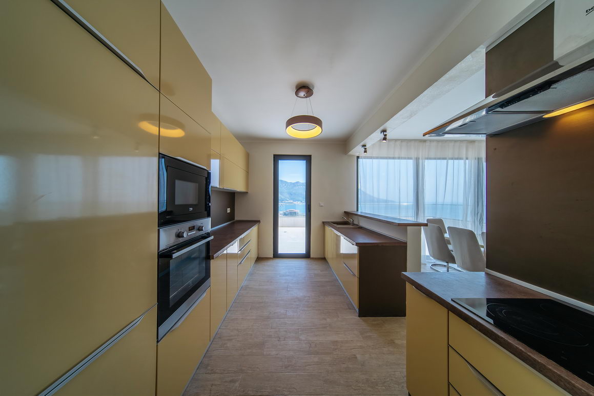 amforaproperty.com/Luksuzan trosoban penthouse 233m2 sa panoramskim pogledom na more u novom kompleksu,Becici-Budva.