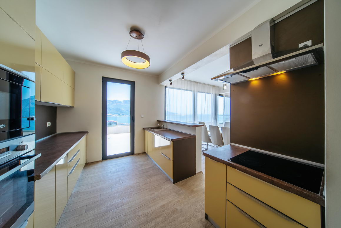 amforaproperty.com/Luksuzan trosoban penthouse 233m2 sa panoramskim pogledom na more u novom kompleksu,Becici-Budva.